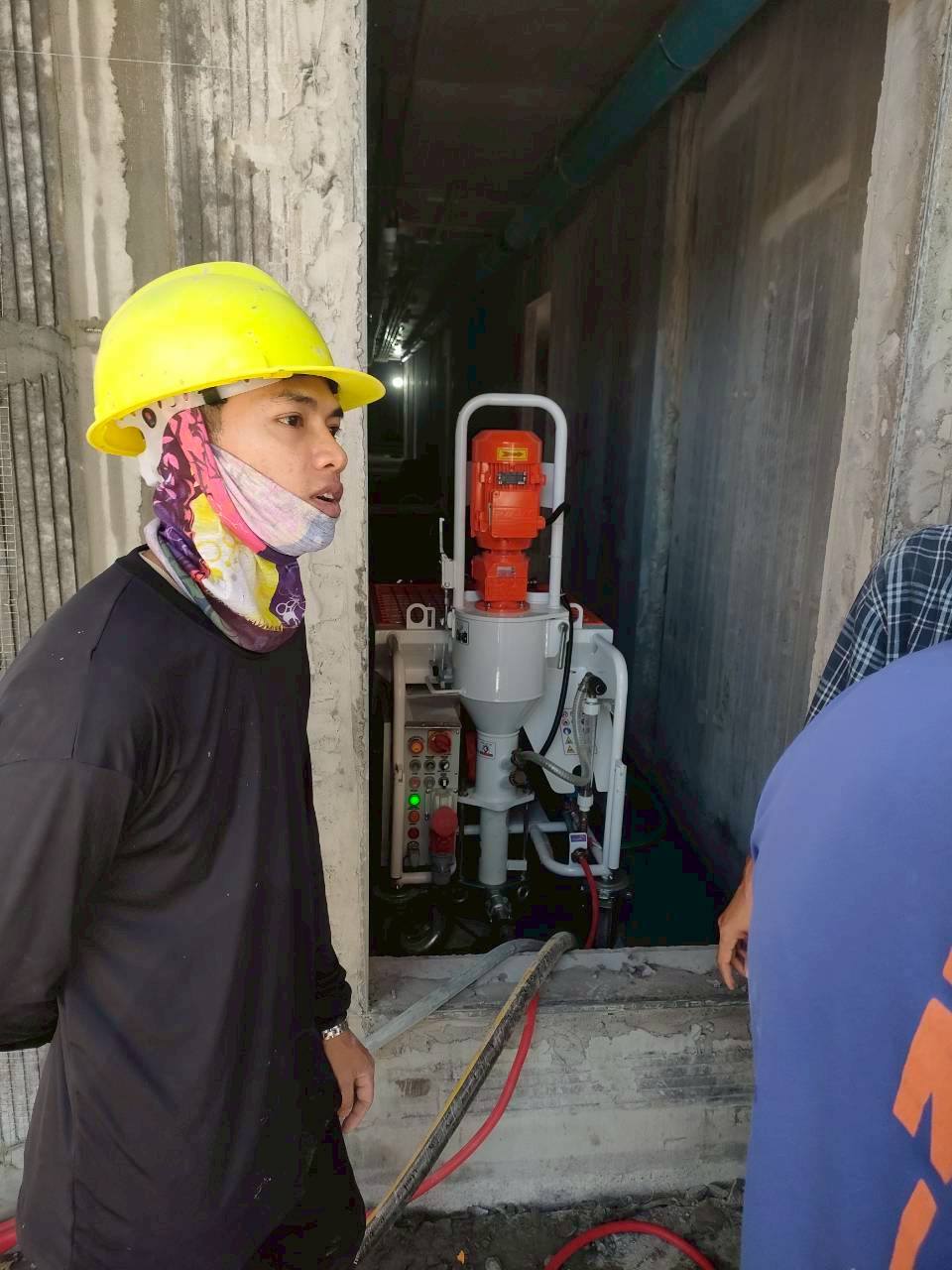 ลูกค้าเช่าเครื่องพ่นปูน ถึงหน้าไซต์งาน