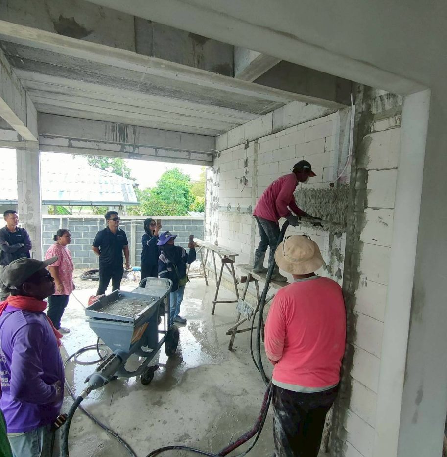 ลุกค้า จ.จันทบุรี กับเครื่องพ่นปูน