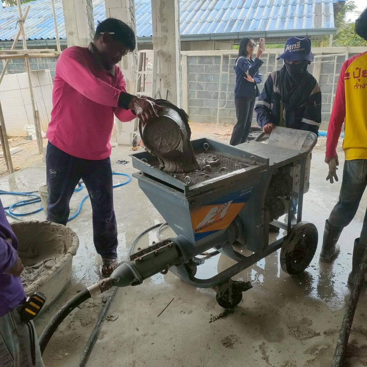 ลุกค้า จ.จันทบุรี กับเครื่องพ่นปูน